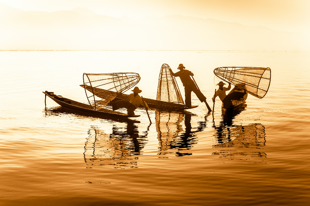 burmese-fisherman-catching-fish-in-traditional-PRKEJQF
