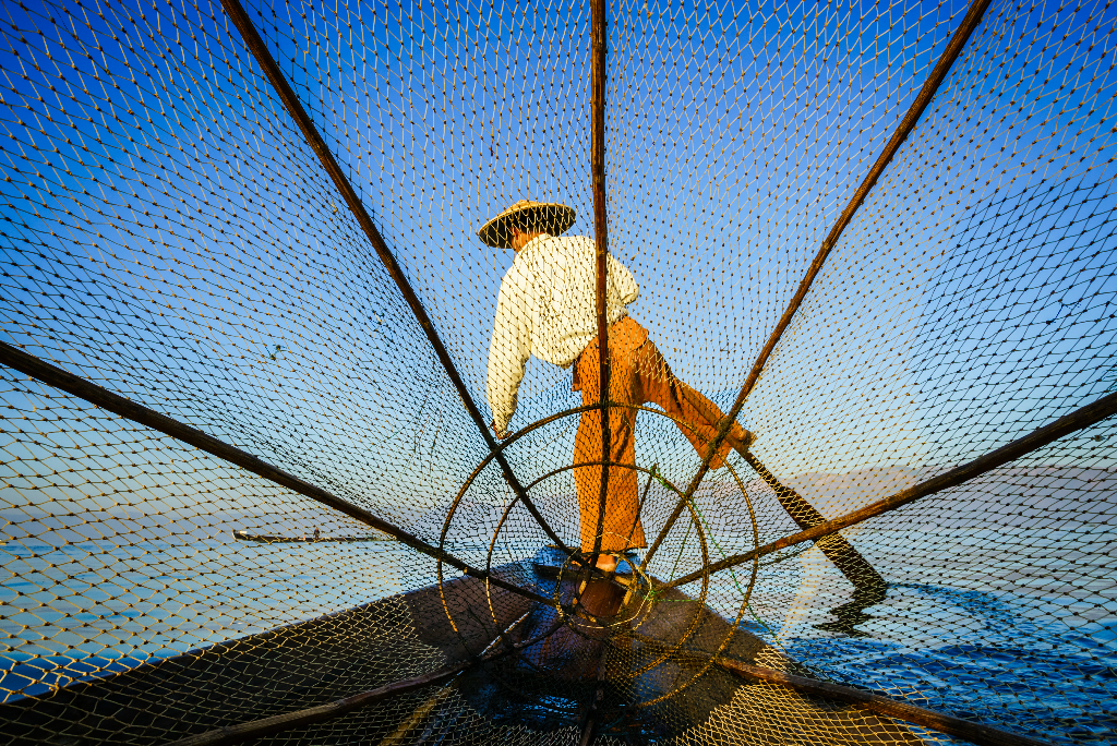 Silhouette Fishermen In Inle Lake At Sunrise Shan Pdndhb3